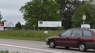 Reklamskyltarna utmed väg 76 vid infarten till Östhammar saknar tillstånd och måste tas bort.