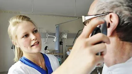 Undersköterskan Lina Eriksson kollar tempen på Gunnar Lunden.