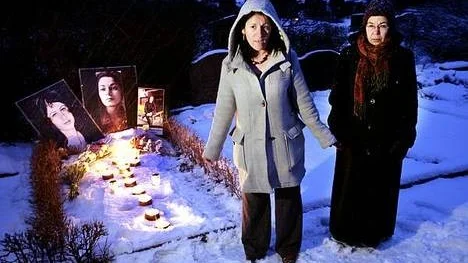 Sara Mohammad från riksföreningen Glöm aldrig Pela och Fadime, och Inger Stark, en av initiativtagarna till Nätverket mot hedersrelaterat våld, tände ljus på Fadime Sahindals snötäckta grav.