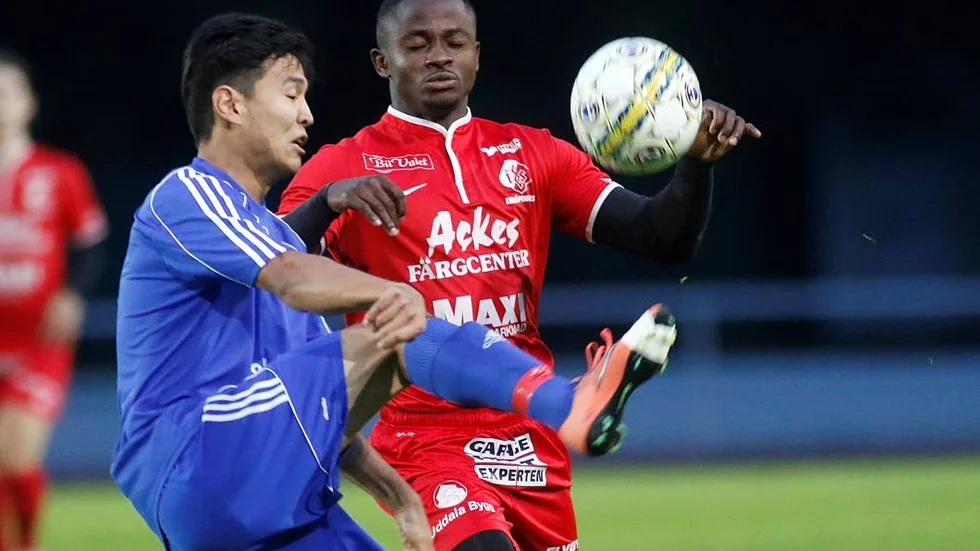 Matchens lirare. Nyakeh Lahai Konuwah var med sitt hattrick planens gigant.