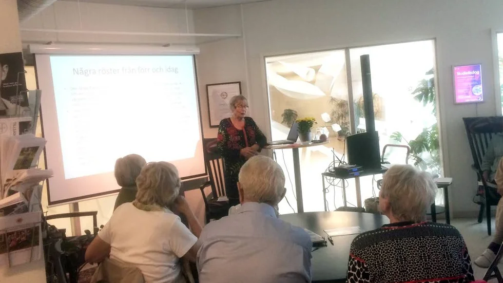 Författare. Sinikka Ortmark Stymne är författare av flertalet böcker – bland annat "Du som haver barnen kär" och "Mamma, vi måste prata med varandra". Under lördagen besökte hon Håbo bibliotek och berättade om hur de finska krigsbarnens historia ekar kusligt bekant med den flyktingvåg av barn och ungdomar som idag flyr krigshärjade länder.