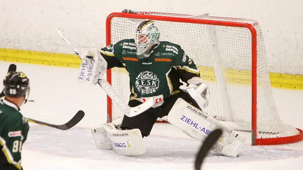 Jobbigt. Simon S:t Cyr och hans ESK fick släppa tre puckar förbi sig i andra perioden.
