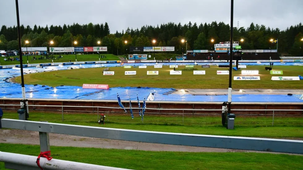 Match i kväll? Banan på Vetlanda motorstadion såg betydligt bättre ut på torsdagsmorgonen.