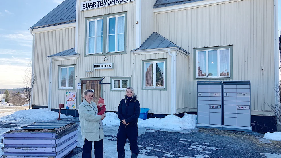 Hanna Weinmar och Madelen Appelgren utanför Svartbygården. "Både utanför huset och inomhus sker allt kul som händer. Skidspåren kommer vi dra på baksidan", säger Hanna Weinmar.