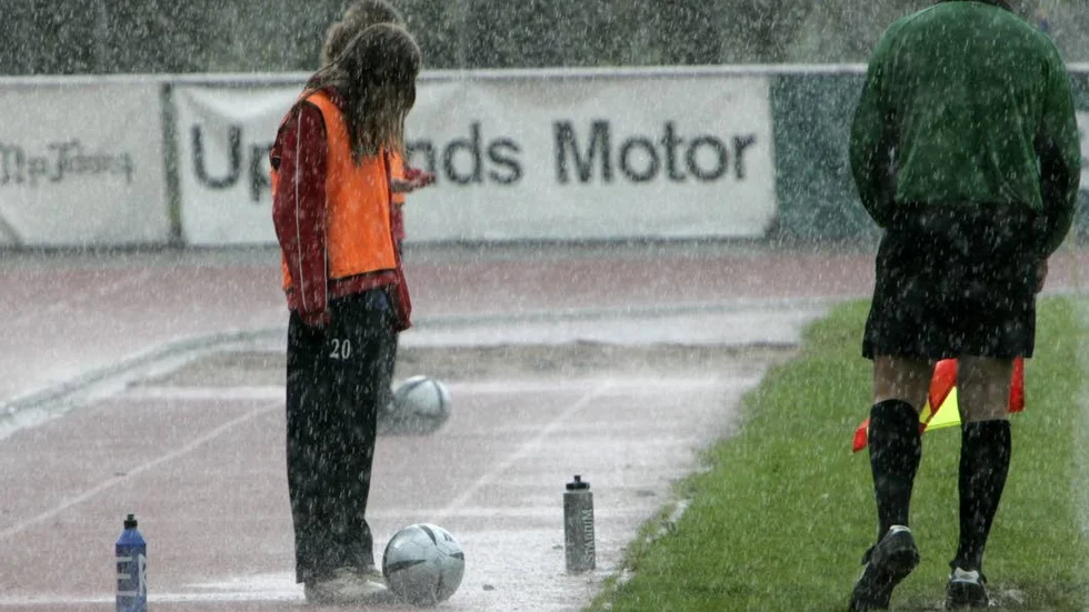 Fotbollsregn! Bilden är från en tidigare match i regn.