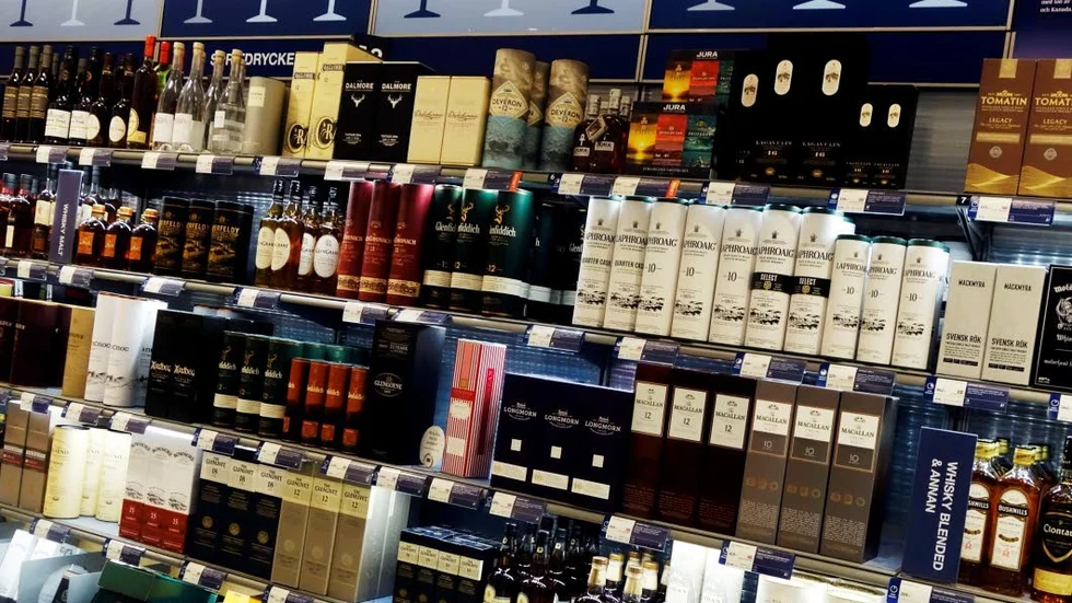 Alkohol. Männen är misstänkta för stölder från Systembolagets butiker i Västmanland.