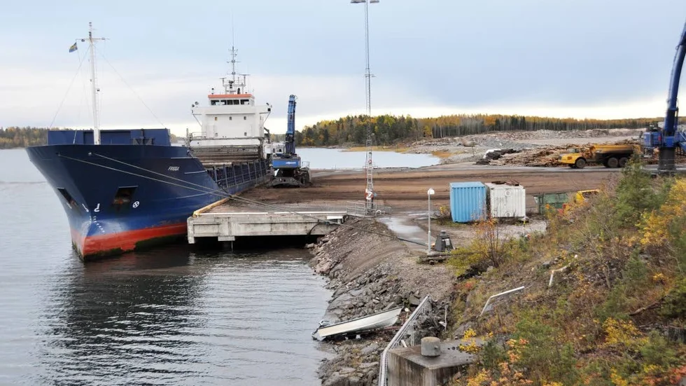 Hamnen i Hargshamn. Fasta bränslen som flis, bark, pellets, bränsleved, torv och avfall är viktiga produkter för hamnen, liksom timmer och massaved.