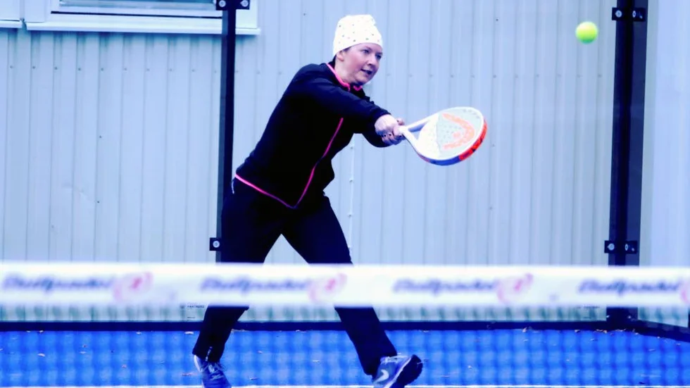 Nybörjare. Sarah Pettersson är en av alla som fastnat för Padel i och med den nya banan i Enköping.