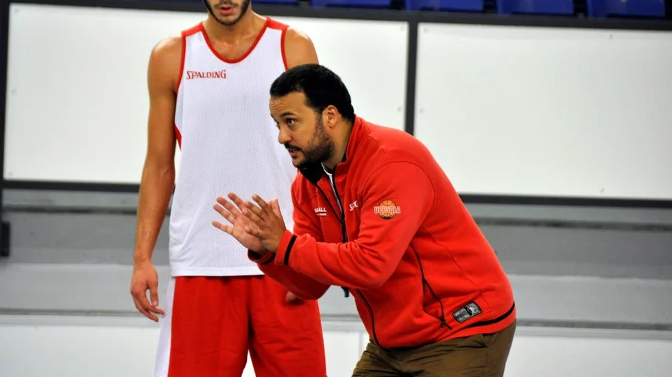Redo för match. Kevin Gaines, coach i Uppsala, matchar sitt lag mot Norrköping Dolphins under tisdagskvällen.