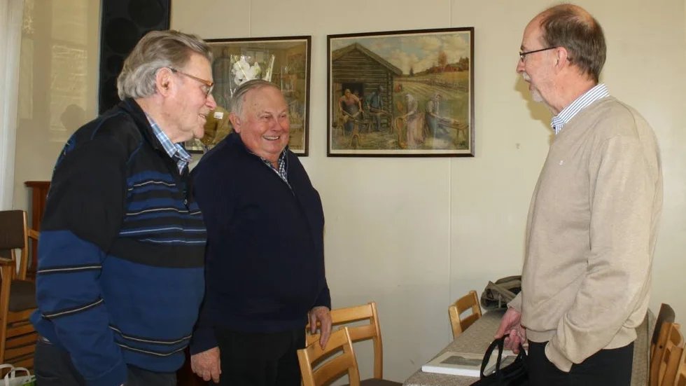 Möte. Ordförande Lars-Olof Legnerfält  
och fd ordförande Sven Olov Lundqvist välkomnane  Roger Pettersson till SPF-mötet i Frösthults bygdegård.