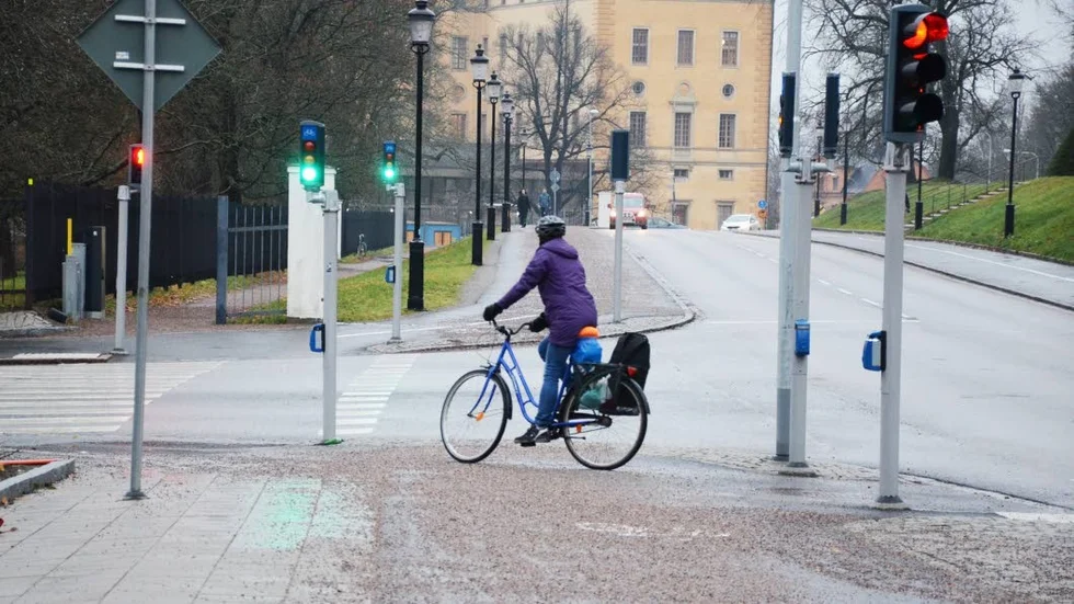 I korsningen Norbyvägen/Dag Hammarskjölds väg har cykelvägen dragits om i en tvär gir.