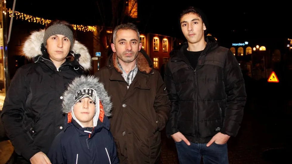 Oroliga. Familjen har överklagat Migrationsverkets beslut. Om det vinner laga kraft och inga andra möjligheter dyker upp kan de tvingas lämna landet och senare söka arbetstillstånd på nytt – förutsatt att det finns  anställningserbjudande. Cetin Mavi (i mitten) med sambon Yüksel Kara samt sönerna Hüseyin, 14, och Baran, 8.  På bild saknas Sinan Mavi, 18 år.