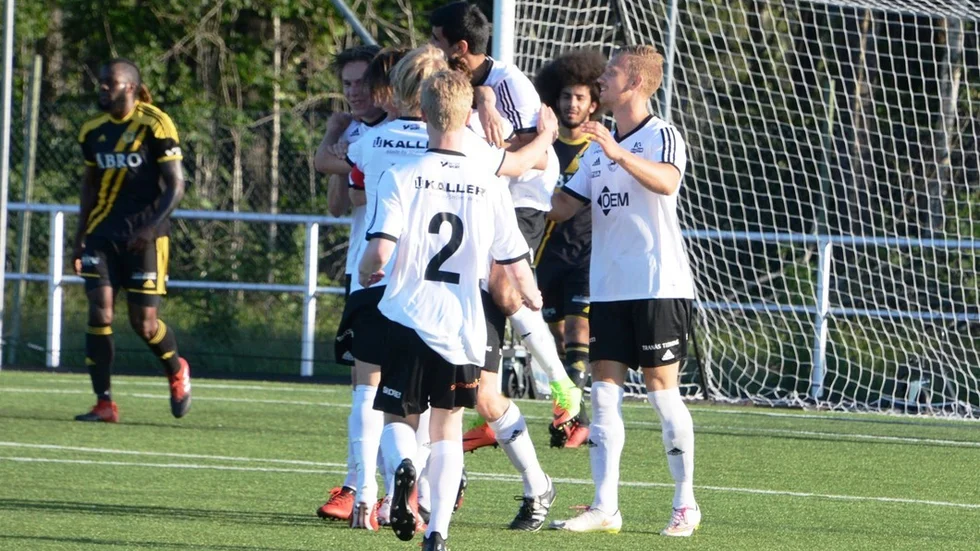 Tranås FF jublade efter 5-0 mot Vimmerby IF:s U21-lag i 16-delsfinalen av Smålandscupen.