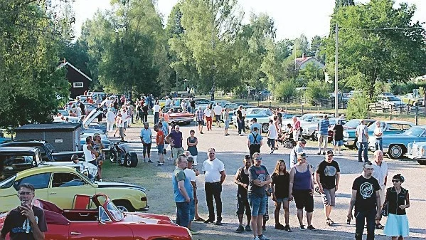Lönnebergaträffarna har premiär på Nationaldagen. Efter tre år i Storebro flyttar man tillbaka till Lönneberga, dit folk alltid vallfärdar för att titta på gamla fordon.
