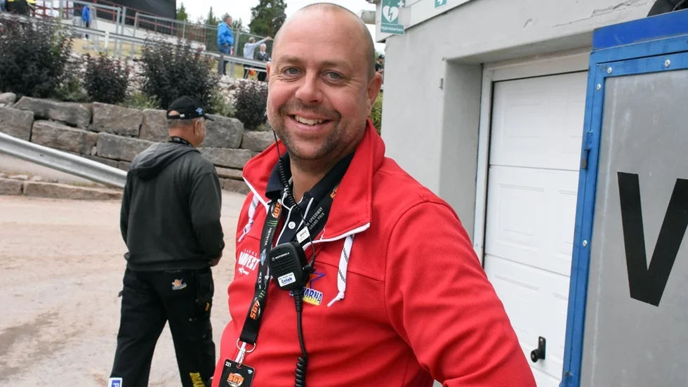 NÖJD LAGKAPTEN. Mikael Karlsson har all anledning att vara glad. I går skrev danske talangen Anders Thomsen på för Dackarna och därmed är den kommande säsongens tänkta startsjua klar. Foto: Ossian Mathiasson