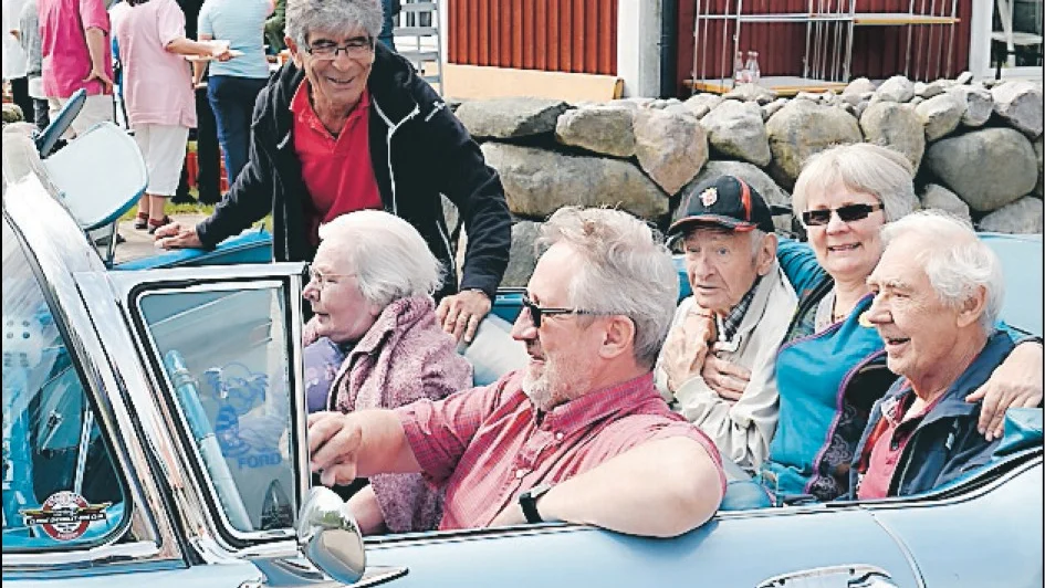Tackis har hjälpt in Harriet i bilen så att hon, Ola, Jan-Erik, Eva och Gustav kan får komma ut på en åktur.
