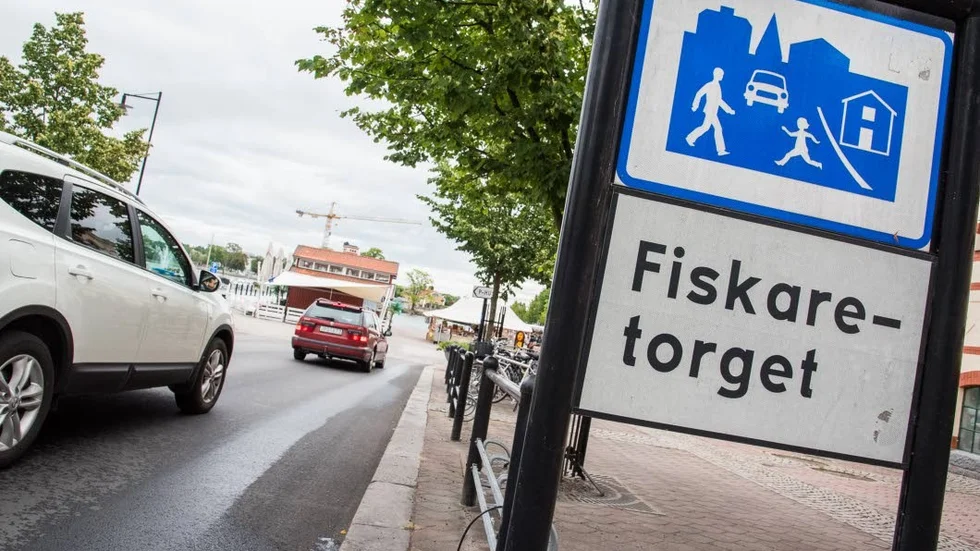 Polisen borde kontrollera att hastigheten efterlevs på gångfartsområdet vid Fiskaretorget, tycker skribenten.