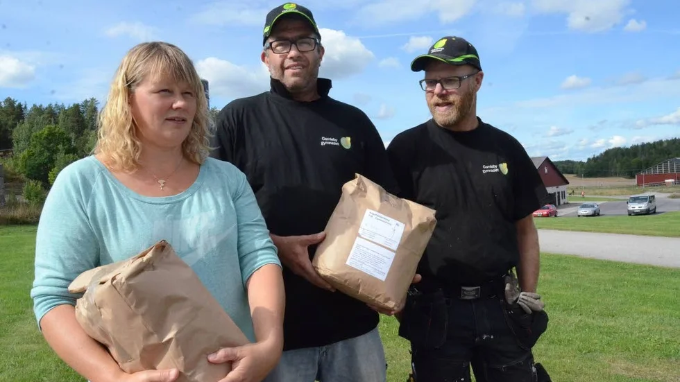 Såtider. Gamlebygymnasiet ska blomma upp, med hjälp av dessa fröpåsar. Liselott Johansson, Tobias Keller och Oskar Ahlsén vid en av skolans kommande blomsterängar.