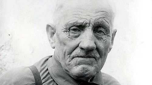 Wilhelm Andersson fotograferad av sin granne Erik Nilsson i samband med någon högtidsdag under 1960-talet.