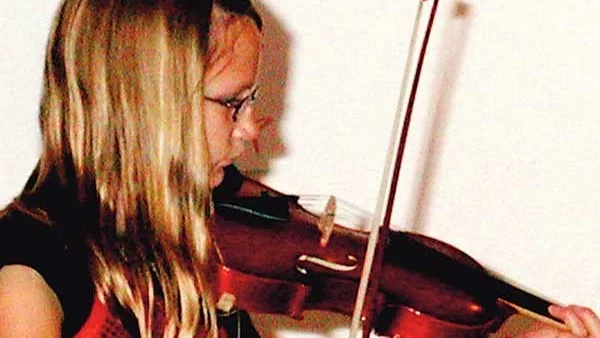 Lovisa Gustavsson från Stenberga är den enda deltagaren från trakten på instrumentalkursen. På Barnfestivalen uppträdde hon med fiolspel.