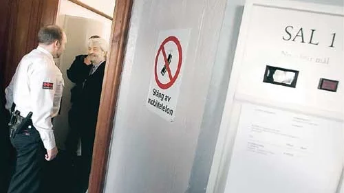 Onsdagen den 30 mars 2005 fortsatte rättgången mot Ulf Olsson  i Lunds tingsrätt. Rätten fick den rättspsykiatriska undersökningen av Ulf Olsson redovisad för sig. Bilden: Professor Sten Levander (mitten med skägg) talar med en vakt. Foto: Pressens Bild