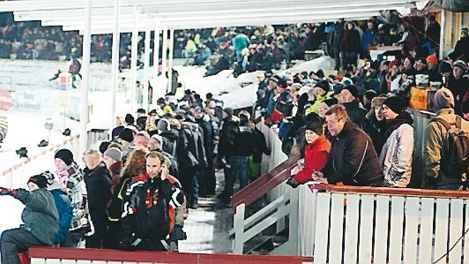 Mycket folk kom till isracingtävlingen.