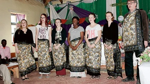 Två veckor i Tanzania. Ungdomskören i Vimmerby församling fick många intryck av resan. Från vänster:Hanna Weckfors (ledare), Alva Strid, Linnéa Sjöstedt, Cathrine Jabateh, Liw Bäckman och Louice  Isaksson och Gösta Nilsson (pianist). Foto: Privat