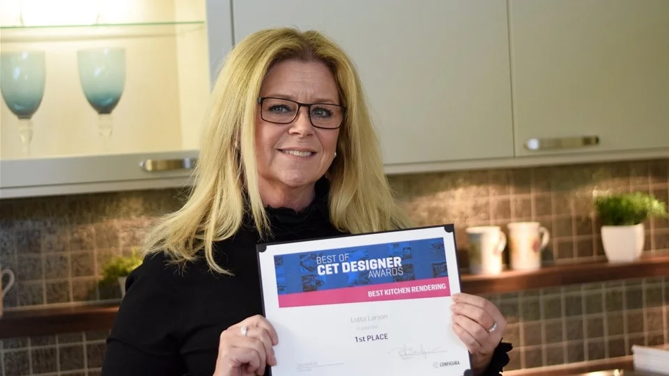 Lotta Larson med sitt diplom som visar hennes vinst i kategorin Best Kitchen Rendering. Foto: Max Elofsson