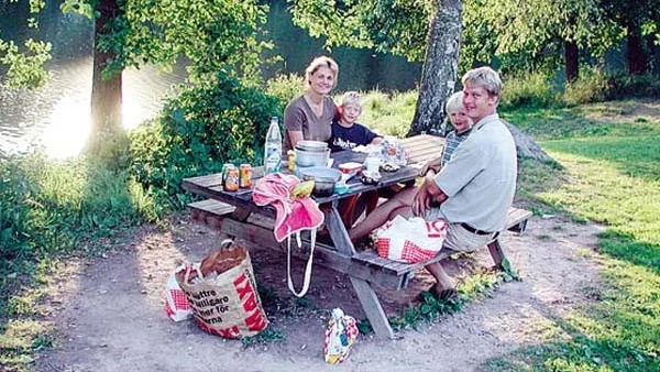 Desirée Lindsten och Per Nyström med barnen Andreas och David, tog en paus på väg mellan Öland och Motala.
