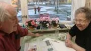 Bertil och Barbro Hamrin följde dramat från köksfönstret. "Rädda är vi inte, brandmanskapet klarar nog upp det här", sa de bakom avspärrningen.