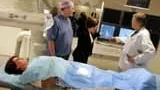 En ny operationssal med avancerad teknik kommer inom kort att tas i bruk vid Akademiska sjukhuset. Fr v sjuksköterskan Eva Raland (på britsen), verksamhetschefen Gunnar Enlund, divisionschefen Karin Norlén och överläkaren Rickard Nyman.