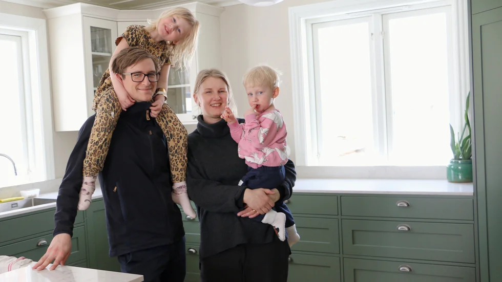 Familjen Hedin, Simon, Charlie, Lisa och Alvar, har nu flyttat in i sin nyrenoverade släktgård efter att ha tillbringat vintern i bagarstugan.