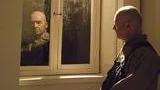 Dan Bratt ger i sin roll som muraren Martin Vrede föreställningen ett mänskligt tilltal.