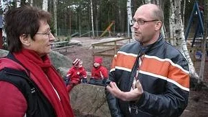 Klas Palm diskuterar med Gun Inger Sahlberg.