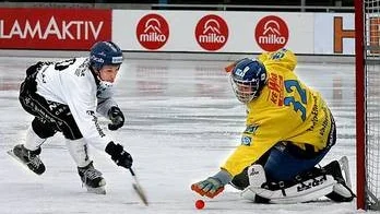 Viktor Broberg i kamp med Boltics målvakt Martin Berggren i söndagens match.
