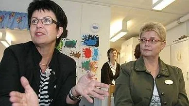 Eva Lis Preizs presenterade Knivsta kommuns placering i Lärarförbundets undersökning. Här ses hon med Åsa Andersson, Lärarförbundet i Knivsta.