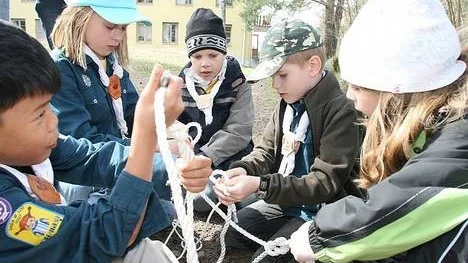 Joakim Ultin, hanna Nielsen, Alexander Silwer, Erik Persson och Disa Ullberg från Blåmesen i Danderyd tog sig an knoparna under allvar och stor koncentration.