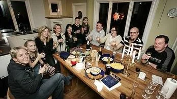 Pia Leierdahl, Lisa Leierdahl, Lotta Sjölin, Liselotte Hjelm Wahl, Annika Persson, Henrik Sjölin, Kajsa Sjölin, Ulrik Strandberg, Cecilia Gustafsson, Anders Lundström och Torsten Ericsson firade en förmodad minskning av trafiken förbi byn.