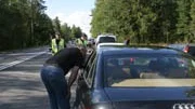 Bilisterna på gamla E 18 blev informerade om att ett lik hade hittats på platsen och de fick sedan svara på frågor.