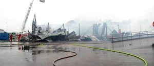 Storbrand på återvinningsstation