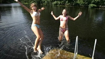 Sofia Blomqvist och Anna Gustavsson kan glatt bada vidare i Storvad. Där är vattnet tjänligt, även om riktigt små barn bör undvika det.