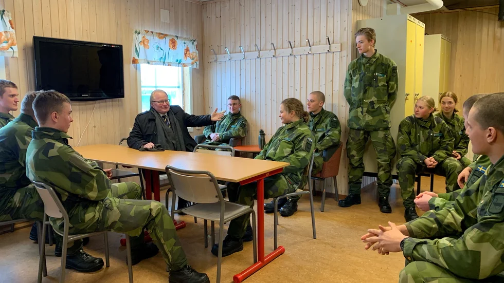 Försvarsminister Peter Hultqvist (S) har redan flaggat för att fler värnpliktiga än tidigare kommer att behöva kallas in. På bilden syns ministern i samband med förra veckans besök i Kalixfors utanför Kiruna.