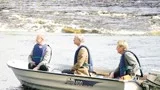 Kungen anlände i båt till naturum på Udden i Gysinge. I fören landshövding Christer Eirefelt och Nedas vd Kalle Hedin.
