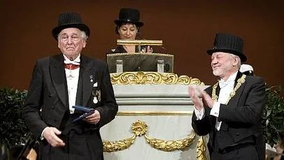 Allan Ellenius är professor emeritus i konstvetenskap. Han har just fått Linnémedaljen av rektor Anders Hallberg för sina insatser att förmedla kunskap om natur och naturmotiv.