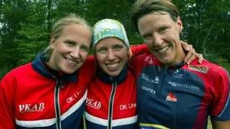 Lina Bäckström, Sofie Johansson och Annika Billstam sprang hem ett SM-silver för OK Linné.