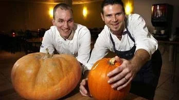Kockarna Joakim Karlsson och Tobias Wolfer lagar mat på pumpa.
