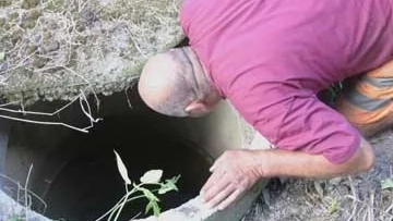 Hans Haglund konstaterar att brunnen är tom.