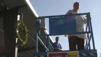 Anna-Karin  Lundström och Jan Franzén är glada över den nya ligghallen för kommunens betesdjur.