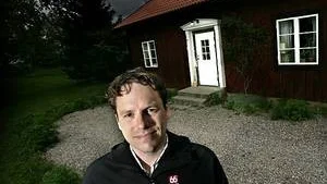 Andreas Roman kom i dagarna ut med romanen Mörkrädd. En berättelse som är inspirerad av hans tid i Stora Myrby i Uppsala. UNT besökte tillsammans med författaren huset som hållit honom vaken många nätter.