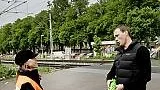 Johan Olsson får en påse "fika" och information om riskerna med att ta sig förbi nedfällda bommar.